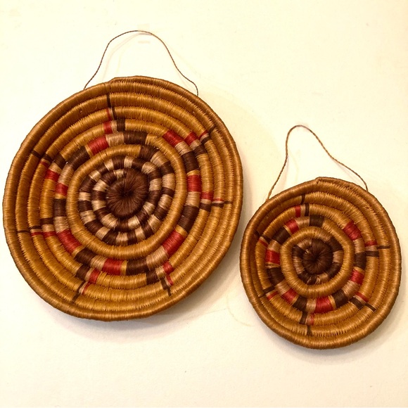 Set of 2 Hopi Coiled Woven Grass Basket Trays 13” & 9” Boho Wall Hanging - Picture 9 of 9